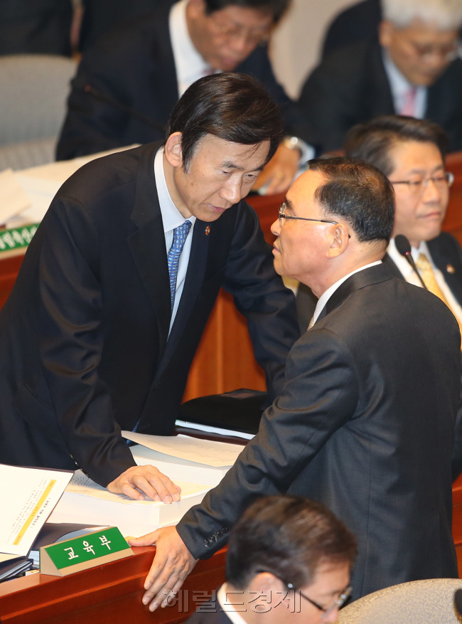 정홍원 국무총리와 윤병세 외교부장관이 5일 오전예결위 전체회의에서 이야기하고 있다. 박현구 기자phko@heraldcorp.com
정홍원 국무총리와 윤병세 외교부장관이 5일 오전예결위 전체회의에서 이야기하고 있다. 박현구 기자phko@heraldcorp.com
예결위서 만난 국무총리-尹 외교