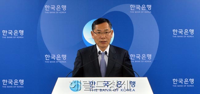 정영택(금융인/한국은행부장)
5일 오전 한국은행 기자실에서 정영택 경제통계국장이 2013년 3/4분기 국민소득(잠정)을 발표하고 있다.
