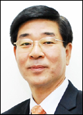 권치중(기업인/안랩국내사업총괄부사장)
안랩은 김홍선 대표 사임에 따라 현재 사업을 총괄하고 있는 권치중 부사장<사진>을 사장으로 승진 발령하고 권 사장이 CEO(최고경영자) 업무를 수행한다고 5일 밝혔다.