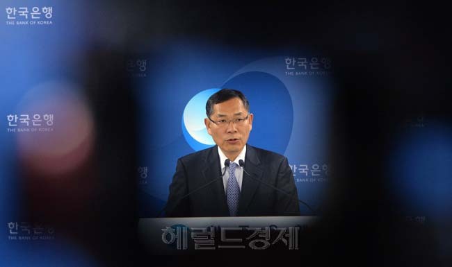 정영택(금융인/한국은행부장)
5일 오전 한국은행 기자실에서 정영택 경제통계국장이 2013년 3/4분기 국민소득(잠정)을 발표하고 있다.