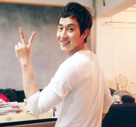 정우(김정국/영화배우/탤런트)
패션잡지 엘르는 5일 공식 트위터에 “정우와의 데이트 감사 인증샷! 밤새 ‘정우’를 향한 폭발적 반응에 그가 감사하다며 깜찍한 브이와 날개뼈를 인증했어요. 티셔츠 속에 감춰진 날개뼈는 여러분의 상상의 맡길게요”라는 글과 함께 사진 한 장을 올렸다.