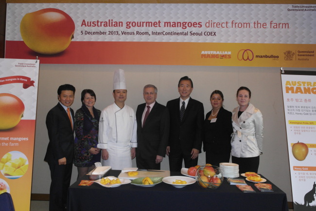 Australian Queensland’s Trade and Investment commissioner for Korea Woo Sang-min (third from right) poses with Australian Ambassador Bill Paterson (fourth from right) and other participants to celebrate the beginning of sales of Australian mangoes in Korea at an event in Seoul on Thursday.   QTI
