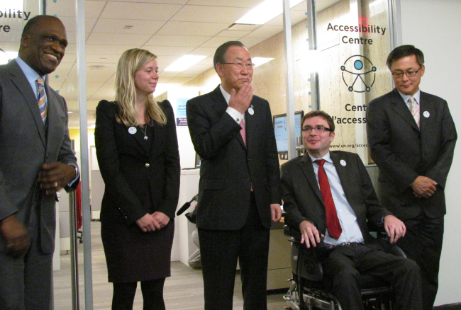 반기문(국제기관단체인/전정무직공무원/UN사무총장)
U.N. Secretary-General Ban Ki-moon (center) attends the event to launch the Accessibility Center at the U.N. headquarters in New York City. Yonhap News