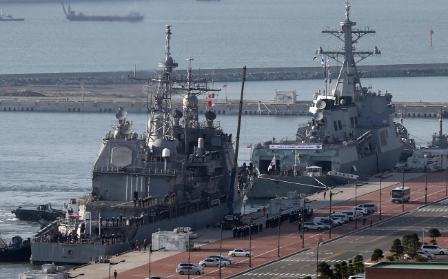 Korea’s Aegis destroyer the Yulgk YiYi (right) and U.S. Aegis cruise ship Shilo are docked at the Republic of Korea Fleet Command in Korea’s southern port city on Thursday. Along with British Royal Navy’s Daring-class 8,000-ton stealth destroyer, the ships will participate in a two-day exercise near the south sea on Dec. 8.   Yonhap News