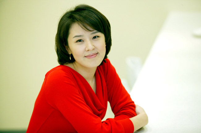 윤현진(아나운서/SBS)
SBS 새 월화드라마 ‘따뜻한 말 한마디’에 출연 중인 배우 윤종화가 알고보니 윤현진 SBS 아나운서의 친동생이었다. 누나 윤현진은 영락없는 ‘동생바보’이자 다른 길을 걷는 동생의 든든한 지원군이었다.