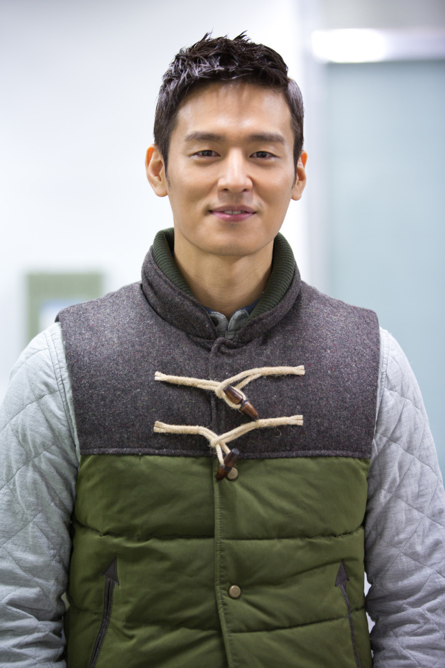 윤종화(탤런트)
SBS 새 월화드라마 ‘따뜻한 말 한마디’에 출연 중인 배우 윤종화가 알고보니 윤현진 SBS 아나운서의 친동생이었다. 누나 윤현진은 영락없는 ‘동생바보’이자 다른 길을 걷는 동생의 든든한 지원군이었다.