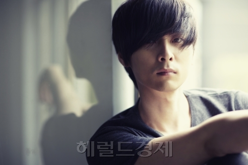 민경훈(가수)
South Korean singer Min Kyung-hoon, the former member of rock band Buzz, has been discharged from military service, the local media reported Thursday.
