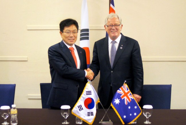 윤상직(좌부터/정무직공무원/산업통상자원부장관),앤드류롭(AndrewRobb/호주통상투자장관)
Korea’s Trade Minister Yoon Sang-jick (left) meets his Australian counterpart Andrew Robb in Bali, Indonesia, Wednesday, to discuss a free trade agreement between their two countries. (Trade Ministry)