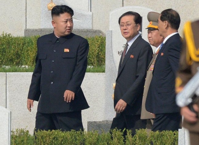 김정은(좌부터/정치인/북한국방위원회제1위원장),장성택(정치인/조선노동당중앙위원회부장/북한국방위원회부위원장)
지난 7월 김정은 국방위 제1위원장(왼쪽에서 첫번째)과 장성택 국방위원회 부위원장(왼쪽에서 두번째)이 참전 열사묘 앞을 걷고 있는 모습. (연합뉴스)