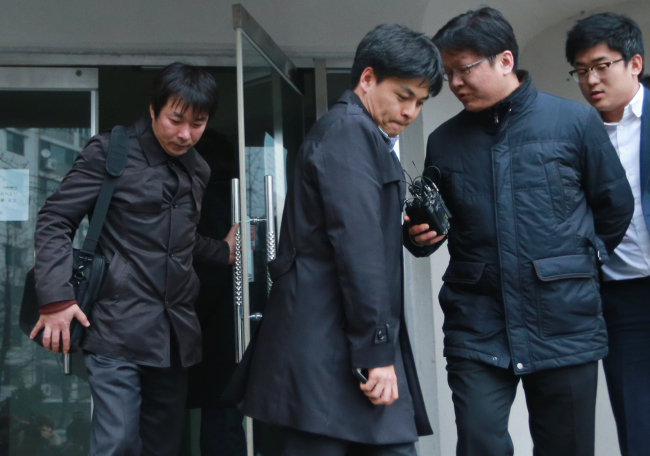 Investigators leave the home of a government official involved in the leak of personal information of a child alleged to be the illegitimate son of former Prosecutor General Chae Dong-wook in southern Seoul on Thursday.   Yonhap News