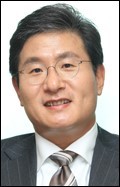 송진규(금융인/메리츠화재대표이사사장)
메리츠화재의 송진규(사진) 대표이사 사장이 자진 사퇴했다. 송 대표 후임에는 남재호 전 삼성화재 부사장이 맡게 될 것으로 보인다.