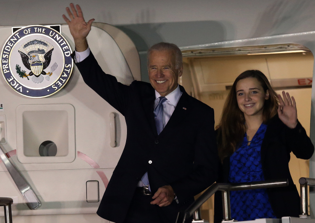 조바이든(JoeBiden/정치인/미국부통령)
U.S. Vice President Joe Biden (left) and his granddaughter Finnegan Biden wave upon arriving at the U.S. Air Force's Osan Air Base, south of Seoul, Thursday evening.
Yonhap News
