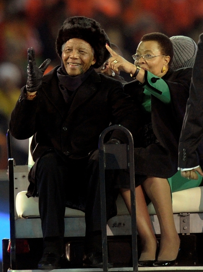 In this July 11, 2010, file photo, former South African President Nelson Mandela, left, waves to spectators next to his wife, Graca Machel, ahead of the World Cup final soccer match between the Netherlands and Spain at Soccer City in Johannesburg, South Africa. (AP-Yonhap News)