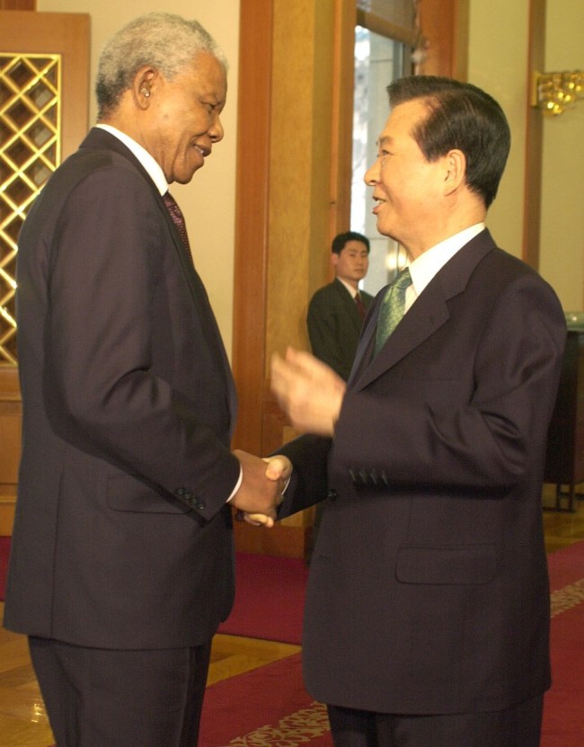 In this March 12, 2001 file photo, former South Korean President late Kim Dae-jung meets South Africa's iconic former leader Nelson Mandela. (Yonhap News)