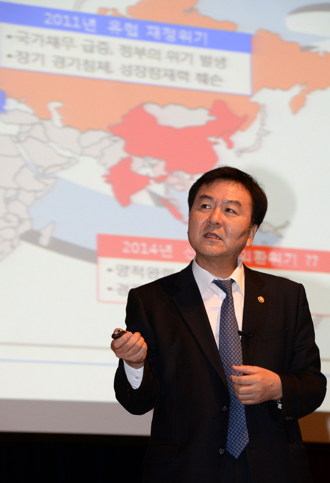 FSC chairman Shin Je-yoon speaks at a meeting with KCCI members in Seoul on Friday.    Yonhap News
