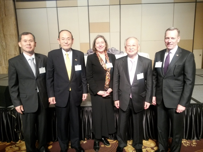 Han Chul-soo (second from left), president of the Korea America Friendship Society, poses for a photo with participants of The Korea America Friendship Night 2013 Year End Party in Seoul on Thursday. From left: Gen. Park Sung-woo, deputy commander of the Korea-U.S. Combined Forces Command; Han; Leslie A. Basset, deputy chief of mission at the U.S. Embassy; Sohn Kyung-shik, chairman of the Korea America Friendship Society; and Lt. Gen. Bernard S. Champoux, commanding general of the U.S. Eighth Army.   Philip Iglauer/The Korea Herald