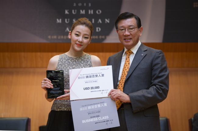 Kumho Asiana Cultural Foundation chairman Park Sam-koo (right) poses with violinist Clara-Jumi Kang, who was selected as the Kumho Musician of the Year at an award ceremony in Seoul on Thursday.   Kumho Asiana Group