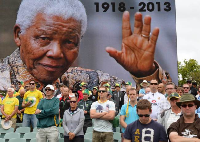 넬슨만델라(NelsonMandela/전국제기관단체인/전정치인)
Cricket fans observe a minute’s silence to mark the passsing of former South African President Nelson Mandela on the second day of the Ashes cricket test match in Adelaide, Australia, Friday.   AP-Yonhap News