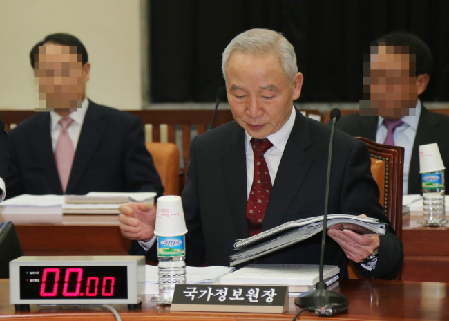 National Intelligence Service chief Nam Jae-joon organizes his documents before briefing the parliamentary Intelligence Committee at the National Assembly in Yeouido on Friday. (Yonhap)