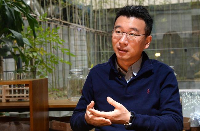 노정석(기업인/아블라컴퍼니대표이사)
Entrepreneurs must be ready to stay ahead of the game through market foresight, and every five years they should try to create something new that can potentially disrupt existing technologies and markets, Chester Roh, one of Korea’s very few serial entrepreneurs, said in an interview with The Korea Herald.