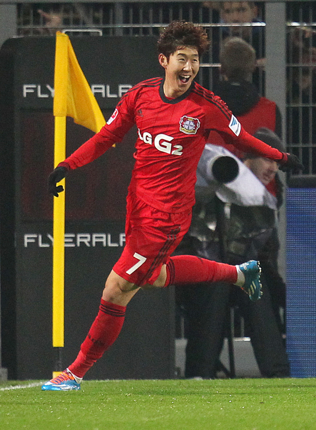 Leverkusen’s Son Heung-min celebrates his goal on Saturday.   AP-Yonhap News