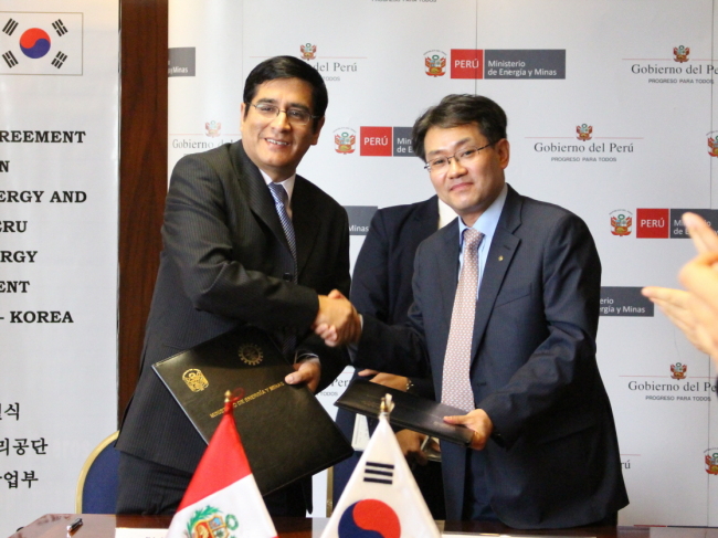 KEMCO CEO Byun Jong-rip (right) shakes hands with Quintanilla Acosta, deputy energy minister of Peru’s Ministry of Energy and Mines, after signing an MOU on an energy efficiency partnership in Lima, Peru, Saturday.   KEMCO