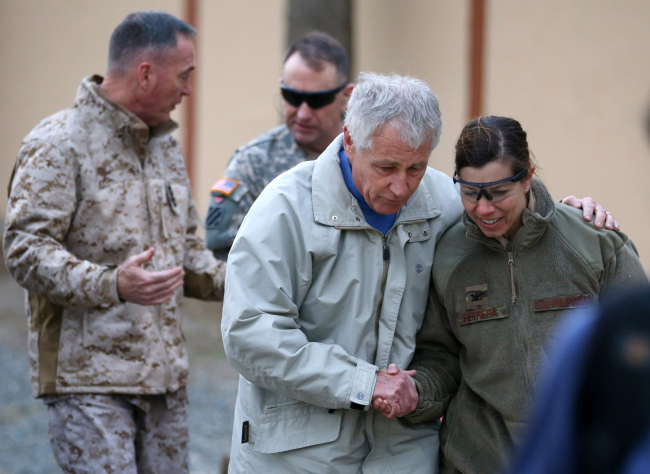 U.S. Secretary of Defense Chuck Hagel (center) is greeted by military personnel after arriving at International Security Assistance Force Headquarters in Kabul on Saturday.   AP-Yonhap News