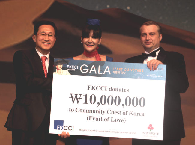 The French Korean Chamber of Commerce and Industry donated 10 million won ($9,500) to the Community Chest of Korea during its annual 2013 Gala at Grand Hyatt Seoul on Saturday. The money was raised from raffle sales. From left are Community Chest secretary-general Kim Joo-hyun; Ida Daussy, a French-born TV celebrity; and FKCCI chairman David-Pierre Jalicon.   Community Chest of Korea