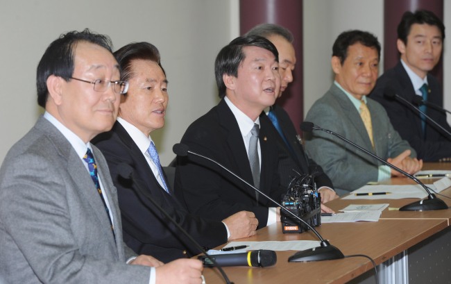 Independent lawmaker Rep. Ahn Cheol-soo (third from left) introduces the newly appointed members of his “new politics committee” during a news conference Sunday. From left: Lee Kye-ahn, Kim Hyo-seok, Ahn, Park Ho-koon, Yoon Jang-hyun and Rep. Song Ho-chang.   Park Hae-mook/The Korea Herald