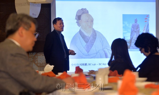 부자연구학회.<br />이상섭 기자. babtong@heraldcorp.com 2013.12.05
부자연구학회.
이상섭 기자. babtong@heraldcorp.com 2013.12.05