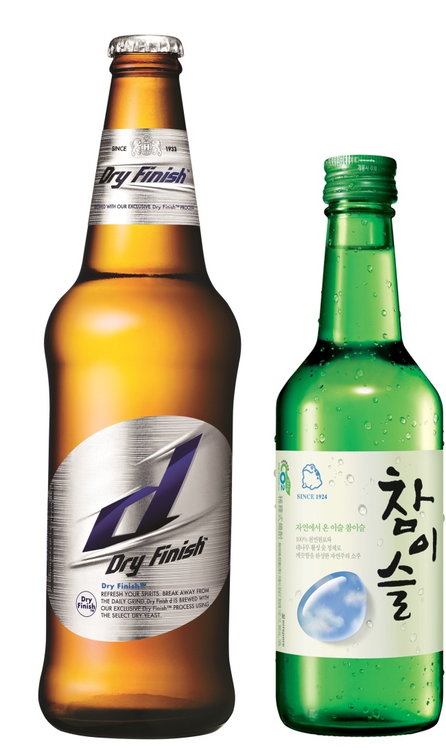 회식ㆍ송년회 자리가 많아지는 연말을 맞아 주류 업계가 소주와 맥주를 섞은 폭탄주인 ‘소맥’ 마케팅에 열을 올리고 있다. 최근 몇 년새 OB맥주의 대표 주자 ‘카스’와 롯데주류의 소주 ‘처음처럼’을 혼합한 ‘카스처럼’이 소맥의 대표주자로 여겨지고 있는 가운데 하이트진로가 맥주 ‘드라이피니시 d’와 소주 ‘참이슬’을 섞어 이름 붙인 ‘디슬이’로 맞불을 놓고 있다.