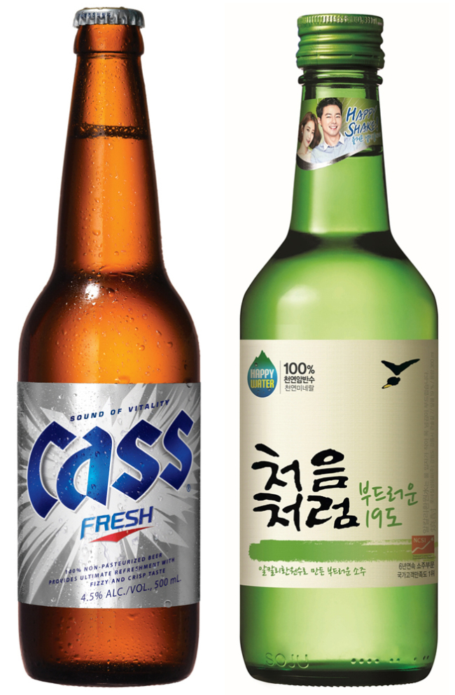 회식ㆍ송년회 자리가 많아지는 연말을 맞아 주류 업계가 소주와 맥주를 섞은 폭탄주인 ‘소맥’ 마케팅에 열을 올리고 있다. 최근 몇 년새 OB맥주의 대표 주자 ‘카스’와 롯데주류의 소주 ‘처음처럼’을 혼합한 ‘카스처럼’이 소맥의 대표주자로 여겨지고 있는 가운데 하이트진로가 맥주 ‘드라이피니시 d’와 소주 ‘참이슬’을 섞어 이름 붙인 ‘디슬이’로 맞불을 놓고 있다.