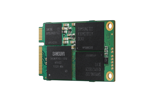 삼성전자가 세계 최초로 1테라바이트(TB) 미니 SSD(Solid State Drive)의 글로벌 판매에 나섰다. 울트라 슬림 노트북 시장등을 빠르게 장악할 것으로 예상된다.