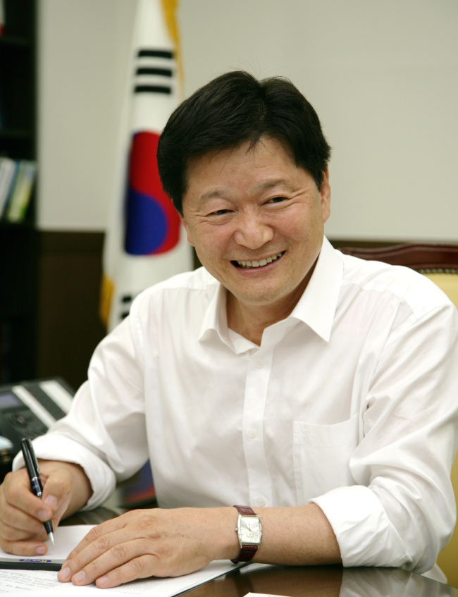최창식(기초단체장/서울특별시중구구청장)
최창식<사진> 서울 중구청장은 중점 육성할 구의 산업으로 풍부한 문화ㆍ역사 자원을 토대로 한 관광을 꼽았다.