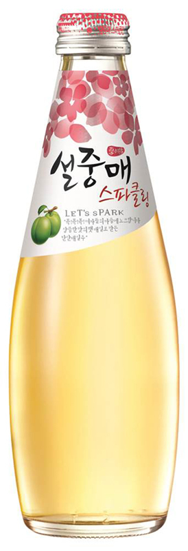 롯데주류는 2010년 출시한 탄산 매실주 ‘설중매 스파클링’으로 젊은 여성 수요를 겨냥하고 있다.