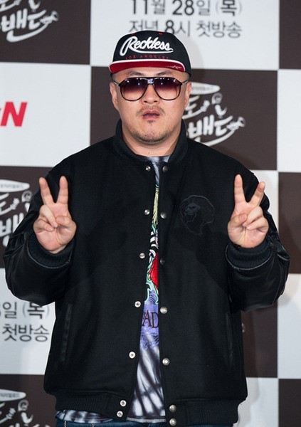 데프콘(유대준/가수/소울라이프)
요즘 예능 프로그램을 보면 ‘힙합 비둘기‘ 데프콘이 여기저기 나오고 있는 것이 확연히 눈에 띈다. 고정프로그램만 해도 MBC ‘나 혼자 산다’, MBC 에브리원 ‘주간아이돌’을 맡고 있다가 최근에는 KBS ‘해피선데이-1박2일’시즌3, 파일럿 프로그램이지만 정규 편성이 기대되고 있는 KBS ‘근무중 이상무’, tvN ‘팔도방랑밴드’ 등 다채로운 프로그램에 출연하고 있다.