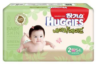 유한킴벌리(대표 최규복)는 와이드 오줌알림마크 등 신기술이 적용된 2014년형 하기스 ‘네이처 메이드’<사진>을 출시했다고 10일 밝혔다.
이 제품은 아기 피부가 직접 닿는 안감, 매직벨트, 샘방지 밴드 등에 사탕수수에서 추출한 식물소재를 적용한 게 특징이다. 2000명 이상의 아이를 관찰해 완성한 아기 표준체형을 제품 디자인에 반영, 더 편안한 착용감을 제공한다고 회사 측은 설명했다.