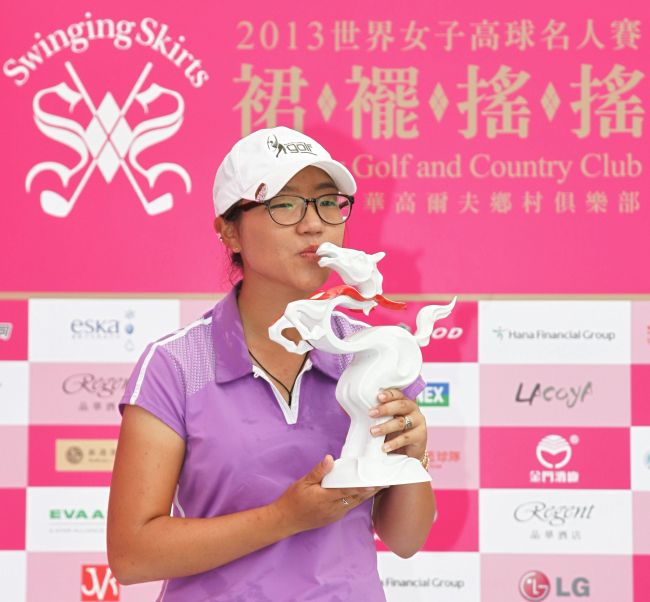 리디아고(LydiaKo/고보경/골퍼)
PRO WIN FOR KO: Lydia Ko rallied to win her first title as a professional. The 16-year-old won the Swinging Skirts World Ladies Masters in Taiwan, closing with a 4-under 68 for a three-stroke victory.   AFP-Yonhap News