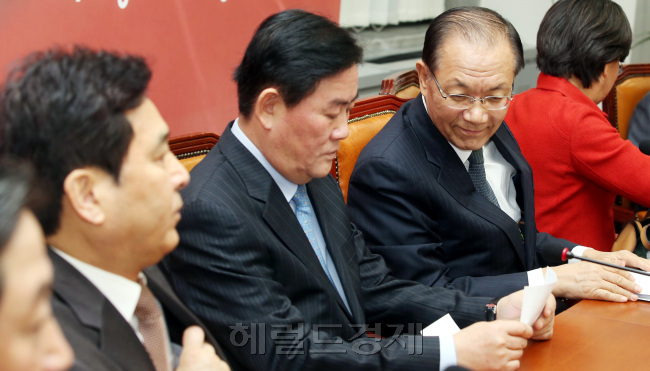 새누리당 황우여 대표와 최경환 원내대표는 9일 오전 국회에서 최고위원회의를 열어 정부의 새해 예산안 및 법안심사 현황, 국정원 개혁특위 운영방향 등 정국 현안에 대해 논의하고 있다. 박현구 기자phko@heraldcorp.com
새누리당 황우여 대표와 최경환 원내대표는 9일 오전 국회에서 최고위원회의를 열어 정부의 새해 예산안 및 법안심사 현황, 국정원 개혁특위 운영방향 등 정국 현안에 대해 논의하고 있다. 박현구 기자phko@heraldcorp.com