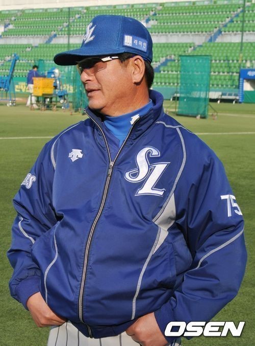 류중일(야구감독/전야구선수/삼성라이온즈)
감독 역사상 최고 대우다. 류중일 감독이 삼성 라이온즈를 총액 21억원에 3년 더 맡는다.