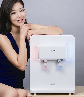 교원그룹(대표 장평순)은 대여료 3만원대의 실속형 냉온정수기(KW-P12W1)를 내놓고 보급형 제품 라인업을 강화한다고 10일 밝혔다.
이 신제품은 인기를 끌고 있는 ‘웰스시리즈3’ 냉정수기 모델(KW-P11W1)에 겨울철 필요도가 높아지는 온수기능을 추가한 보급형이다. 다양한 부가기능 보다는 핵심기능 중심으로 정수기를 선택하는 실속형 소비자를 위한 제품이라는 게 회사측 설명이다.