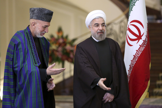 하미드카르자이(좌부터/HamidKarzai/정치인/아프가니스탄대통령),하산로우하니(HassanRouhani/정치인/이란대통령)
Iran’s President Hassan Rouhani (right) stands with Afghan President Hamid Karzai before their meeting at Tehran’s Saadabad Palace in Iran on Sunday.   AP-Yonhap News