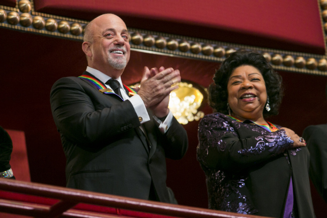 빌리조엘(BillyJoel/가수)
Kennedy Center Honorees Billy Joel (left) and Martina Arroyo attend the 2013 Kennedy center Honors in Washington, D.C., Sunday UPI-Yonhap News