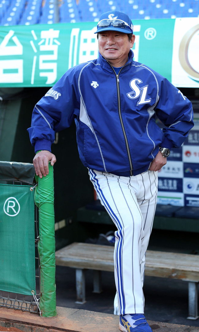 류중일(야구감독/전야구선수/삼성라이온즈)
Ryu Joong-il, the manager of the three-time reigning South Korean baseball champ Samsung Lions, will be with the club for three more seasons after signing a record-breaking contract, the team announced Monday.