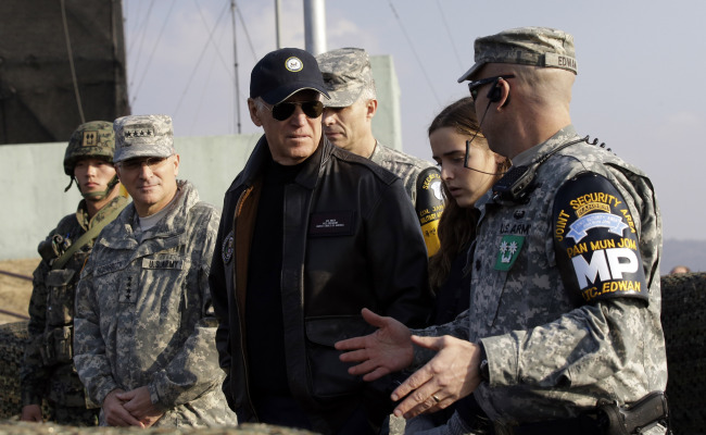 조바이든(JoeBiden/정치인/미국부통령)
U.S. Vice President Joe Biden (center) is briefed by Lt. Col. Daniel Edwan, the commander of the JSA Security Battalion from Observation Post Ouellette, during his tour on Saturday of the Demilitarized Zone, near the border village of Panmunjeom, which has separated the two Koreas since the Korean War.   AP-Yonhap News