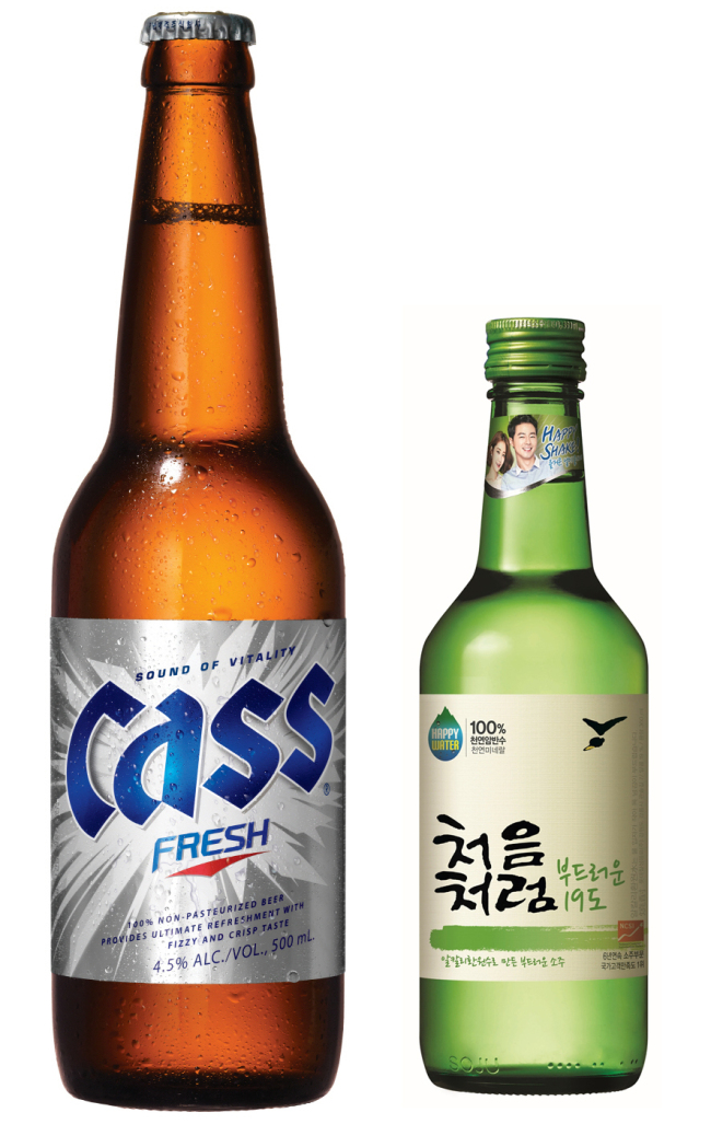 회식ㆍ송년회 자리가 많아지는 연말을 맞아 주류 업계가 소주와 맥주를 섞은 폭탄주인 ‘소맥’ 마케팅에 열을 올리고 있다. 최근 몇 년새 OB맥주의 대표 주자 ‘카스’와 롯데주류의 소주 ‘처음처럼’을 혼합한 ‘카스처럼’이 소맥의 대표주자로 여겨지고 있는 가운데 하이트진로가 맥주 ‘드라이피니시 d’와 소주 ‘참이슬’을 섞어 이름 붙인 ‘디슬이’로 맞불을 놓고 있다.