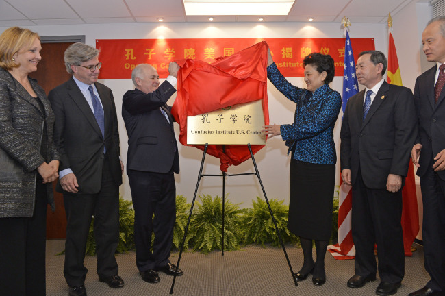Chinese Vice Premier Liu Yandong (third from right) inaugurates the Confucius Institute U.S. Center in Washington, D.C., on Nov. 21.   Xinhua-Yonhap News