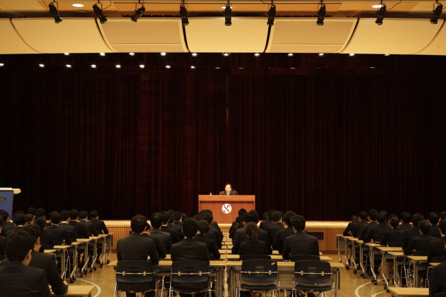 Shinhan Financial Group chairman Han Dong-woo gives a special lecture on Shinhan values during a group training session for newly hired employees of Shinhan subsidiaries in Giheung, Gyeonggi Province, Friday.   Shinhan Financial