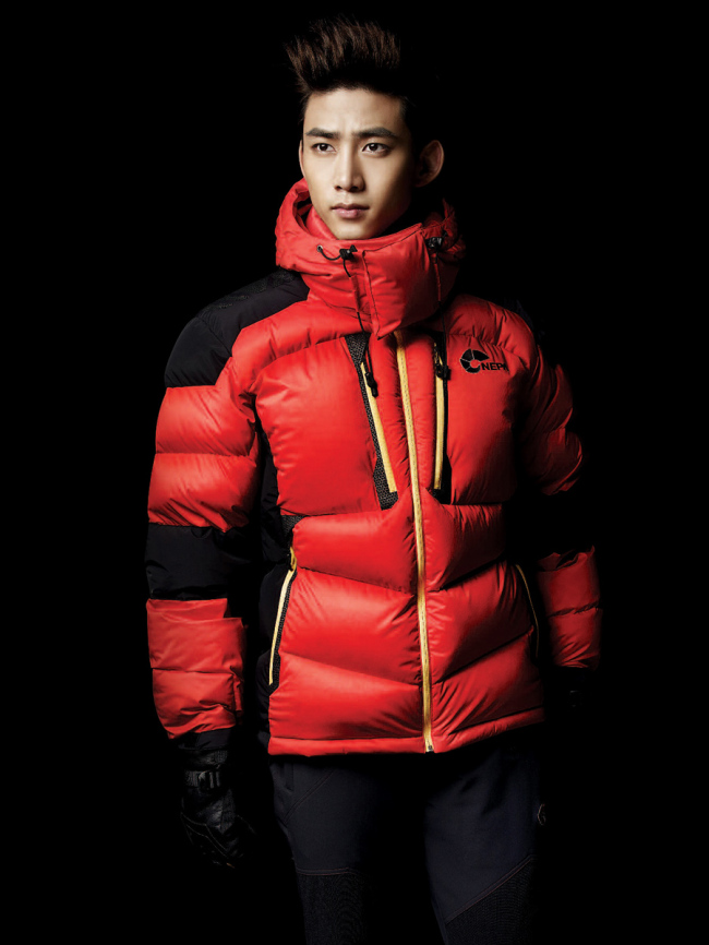 택연(옥택연/가수/탤런트/2PM)
올 겨울 헤비다운 재킷의 열풍이 거세다. 아웃도어 브랜드 네파(대표 김형섭)는 올 시즌 주력 헤비다운인 ‘우라노스’와 ‘그린란드’ 2종이 완판을 기록해 추가 제작에 돌입했다고 9일 밝혔다.