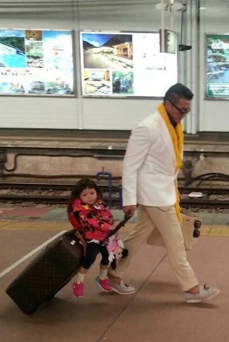 추사랑(화제인물)
추성훈 선수가 추사랑의 인력거로 변신했다.